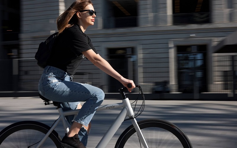 Una mujer monta en una bicicleta