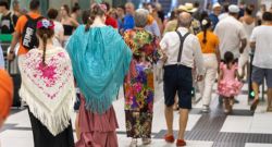 Usuarios del Metro de Málaga durante la Feria de la capital malacitana