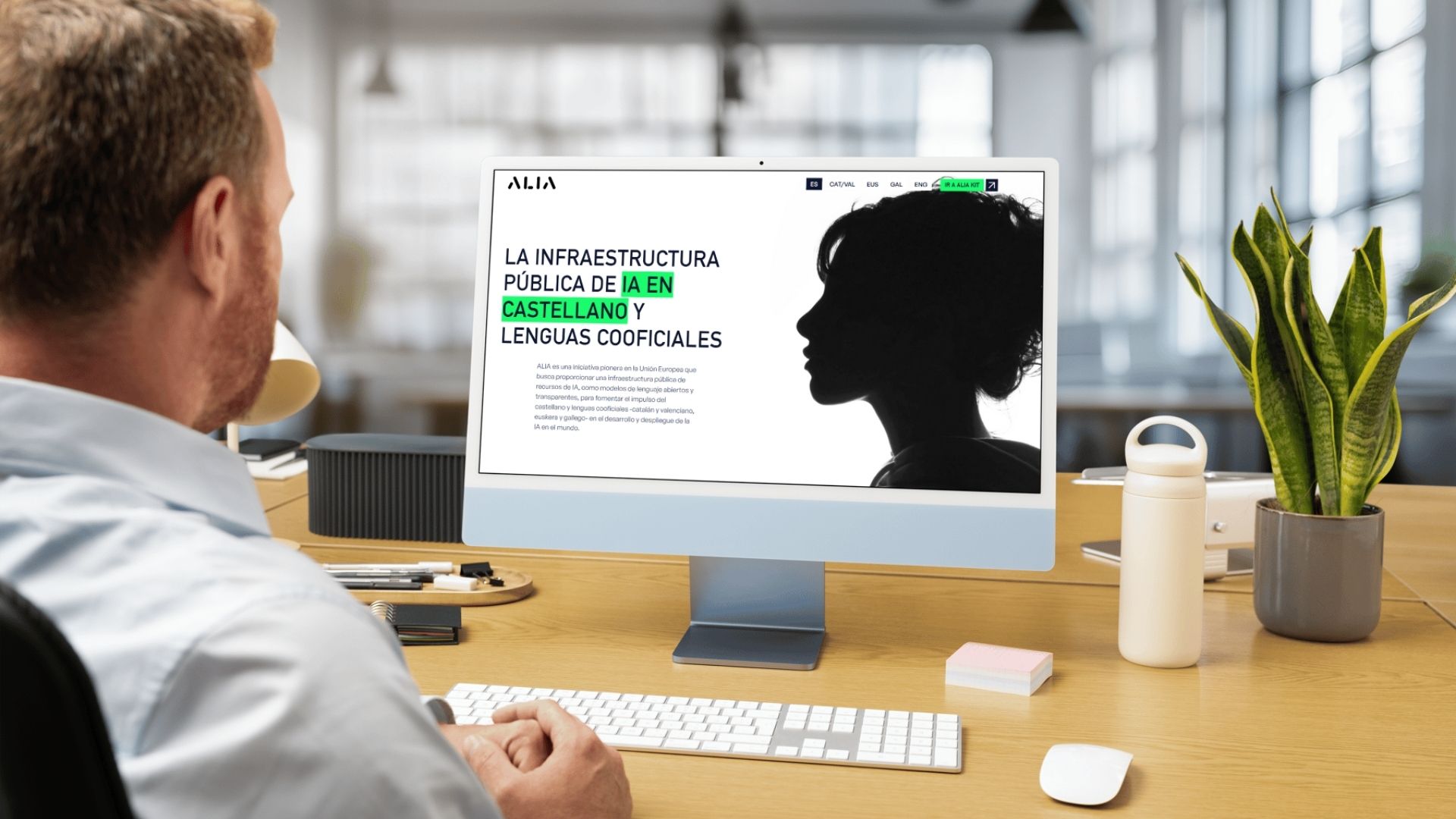 Un hombre mira en su ordenador la web de ALIA