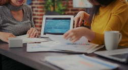 Personas trabajando con papeles y ordenador