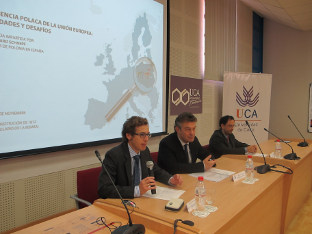 El embajador de Polonia, junto a los directores generales de Relaciones Instituc