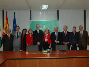 Antonio Ávila posando con los presidentes de los Consejos Sociales