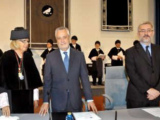 El presidente andaluz, junto al consejero de Economía, Antonio Ávila, y la recto