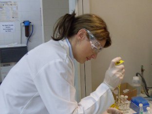 Chica joven trabajando en un laboratorio