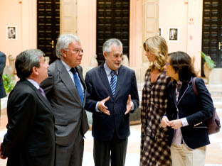 José Antonio Griñán, entre Luis García Garrido, Felipe González, Cristina Garmen