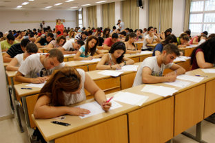 Estudiantes en el primer día de las pruebas de Selectividad de 2011.