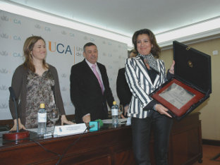 La directora adjunta de Navantia, Teresa Sampalo, recoge el premio concedido.