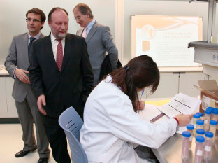 El Delegado de Economía en Granada visitando unas instalaciones.