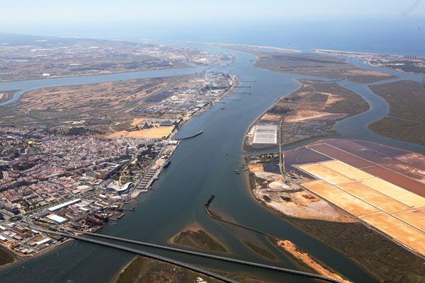 Imagen aérea del Puerto de Huelva (tomada de la página web de la Agencia Pública de Puertos de Andalucía)