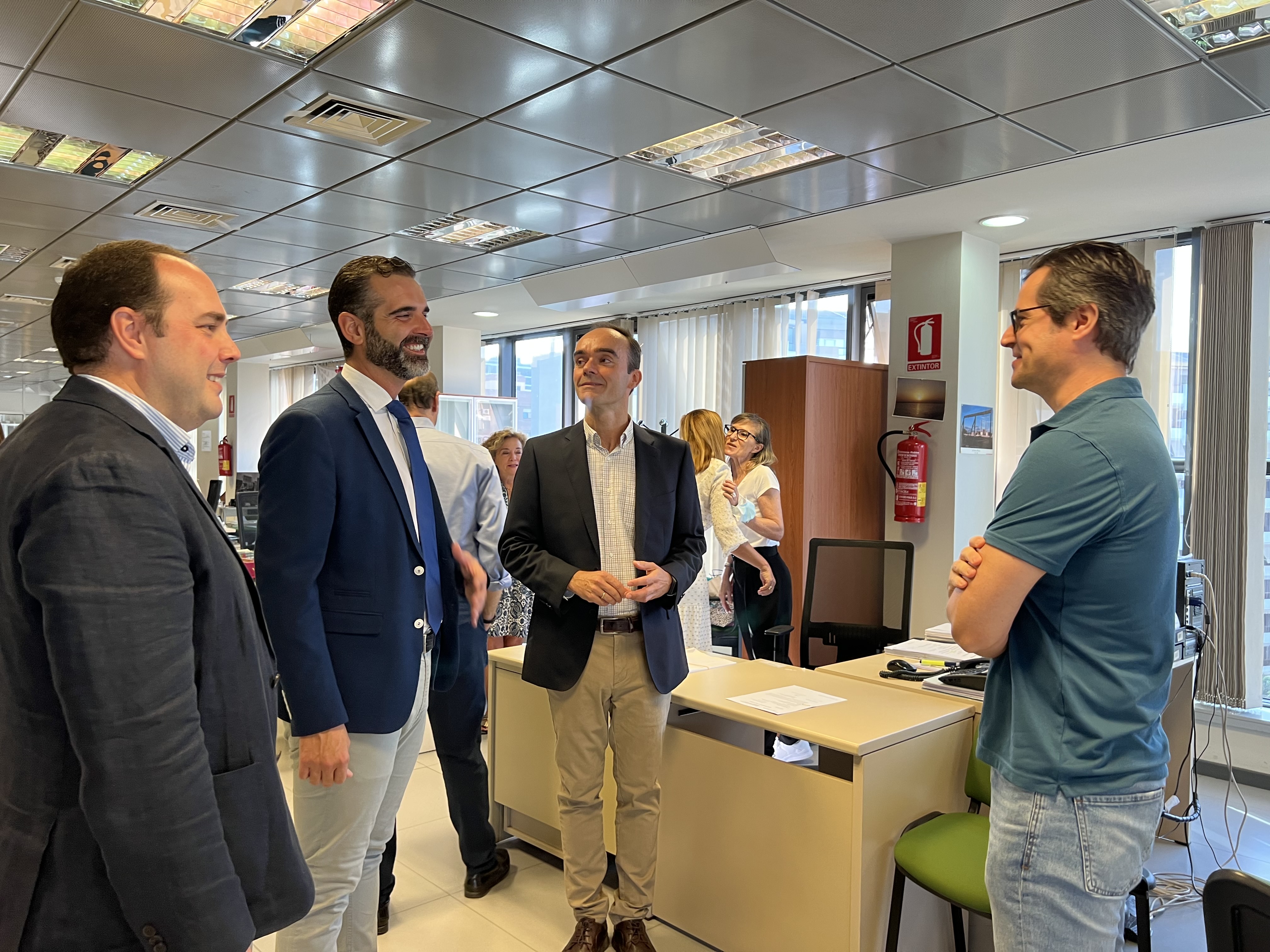 Fernández-Pacheco, junto al viceconsejero y el delegado territorial de Almería, habla con un funcionario.