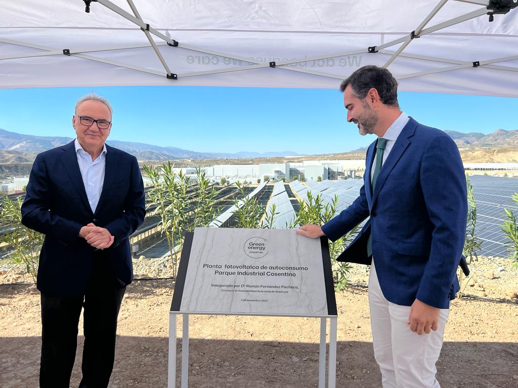 Ramón Fernández-Pacheco inaugura junto a Francisco Martínez Cosentino el huerto solar de Cosentino.