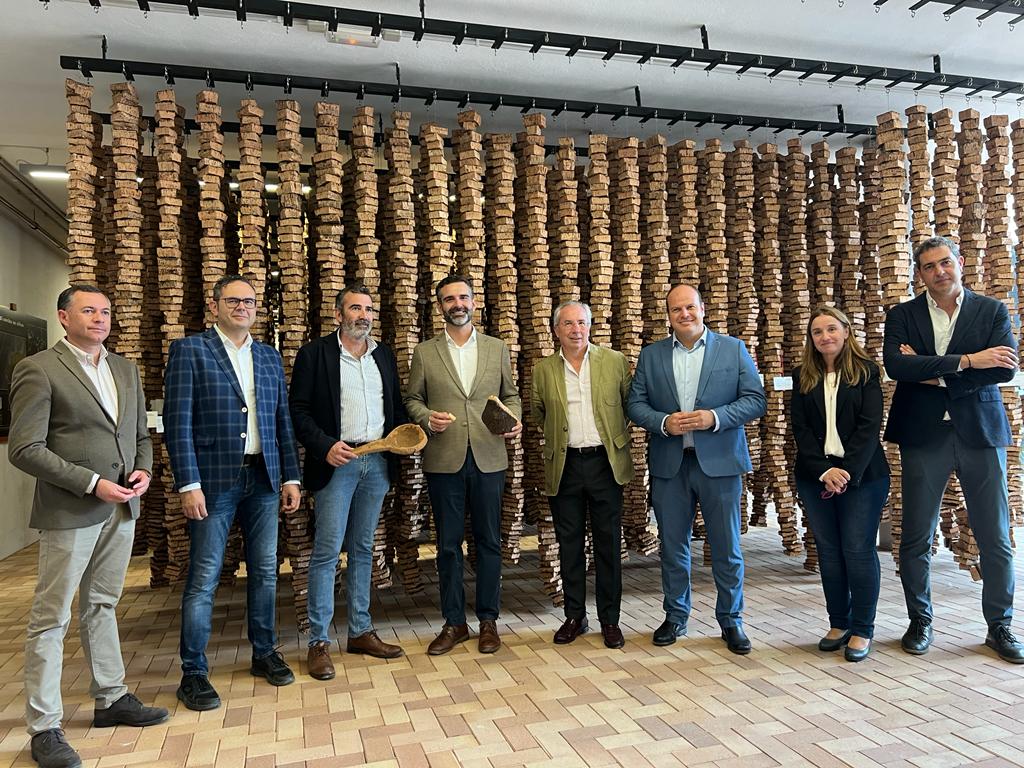 Fernández-Pacheco visita la Suberoteca en el Centro de Visitantes El Aljibe en el Parque Natural de Los Alcornocales.