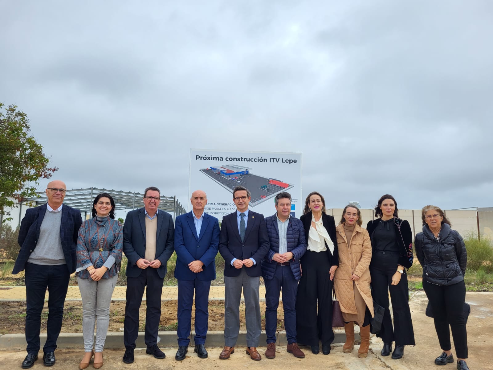 El consejero de Política Industrial y Energía, Jorge Paradela, visita los terrenos de la futura ITV de Lepe.