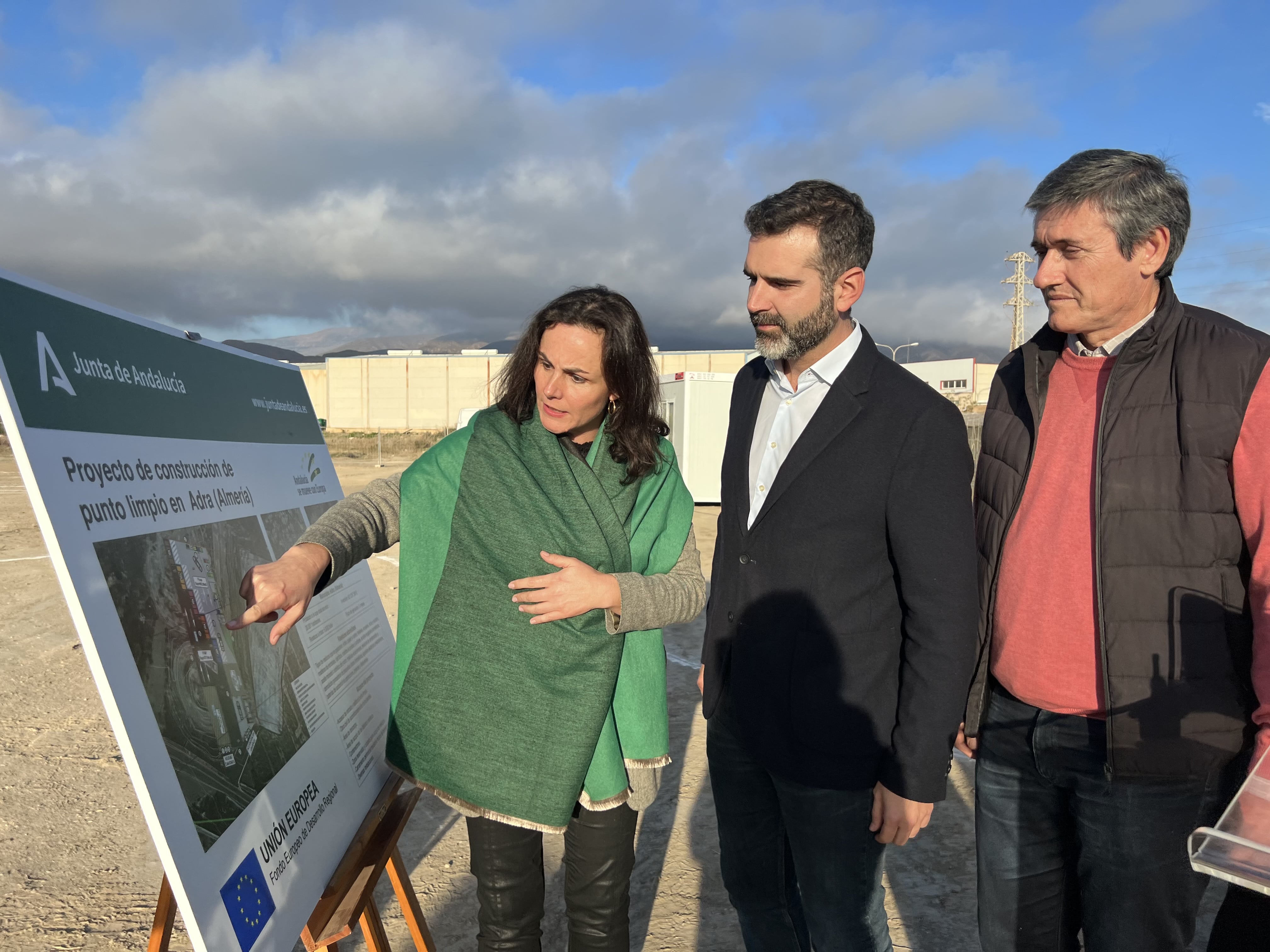 Ramón Fernández-Pacheco junto al alcalde de Adra y la directora general de Sostenibilidad Ambiental.