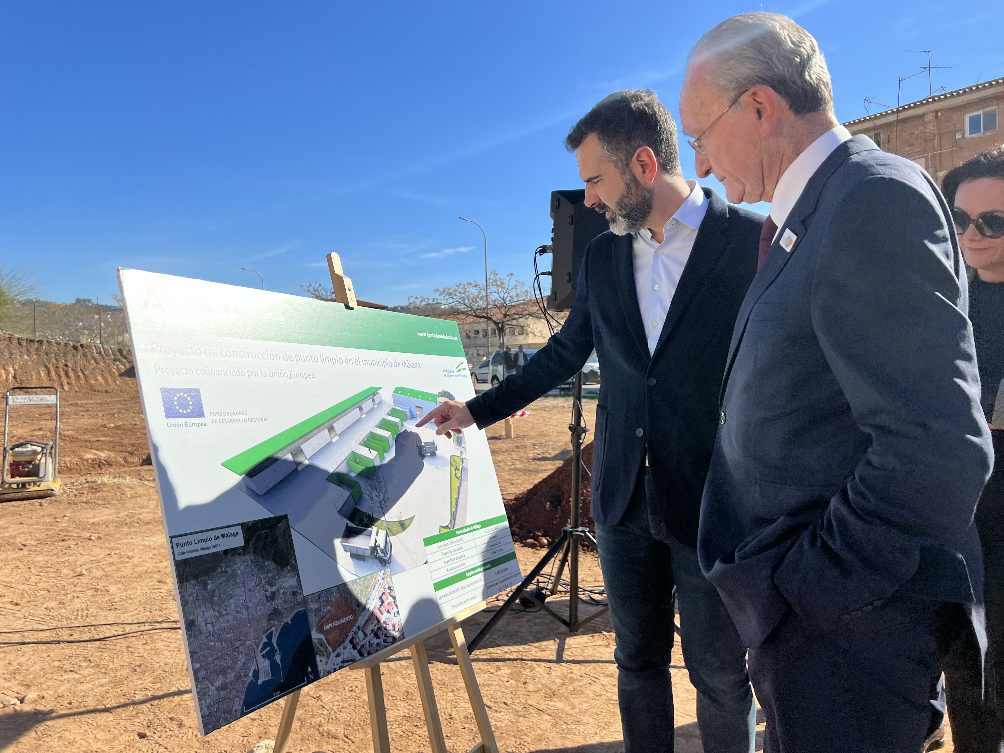 Ramón Fernández-Pacheco y Paco de la Torre colocan la primera piedra del Punto Limpio de Málaga.