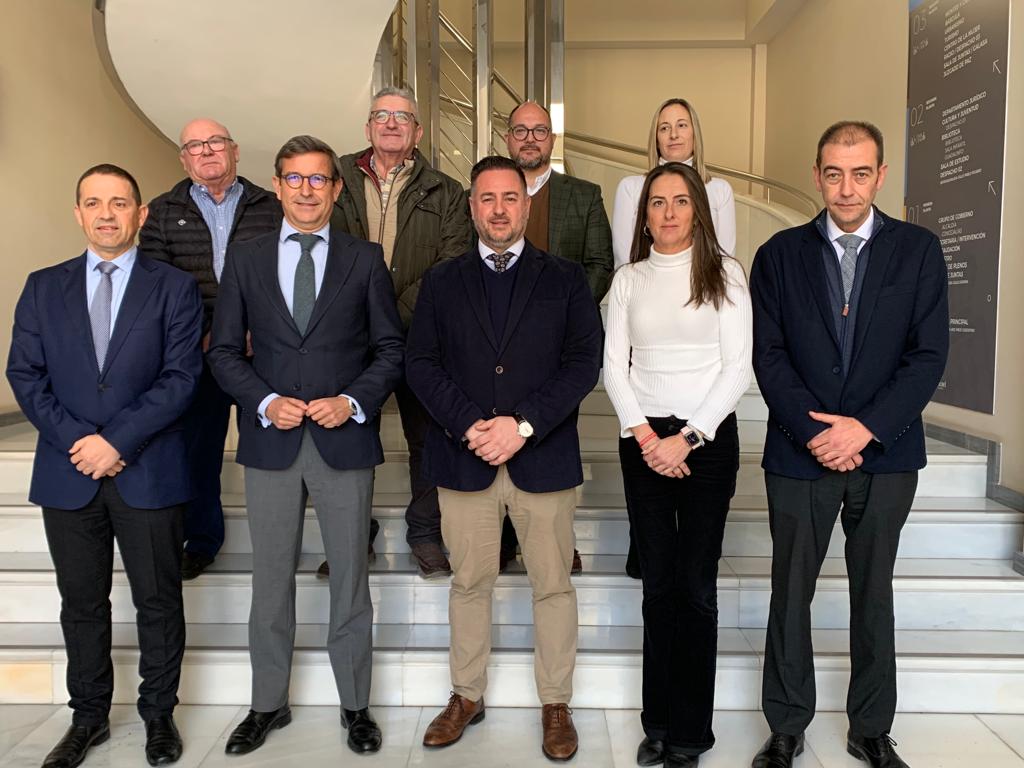 El consejero de Política Industrial y Energía, Jorge Paradela, en su visita institucional al Ayuntamiento de Macael.