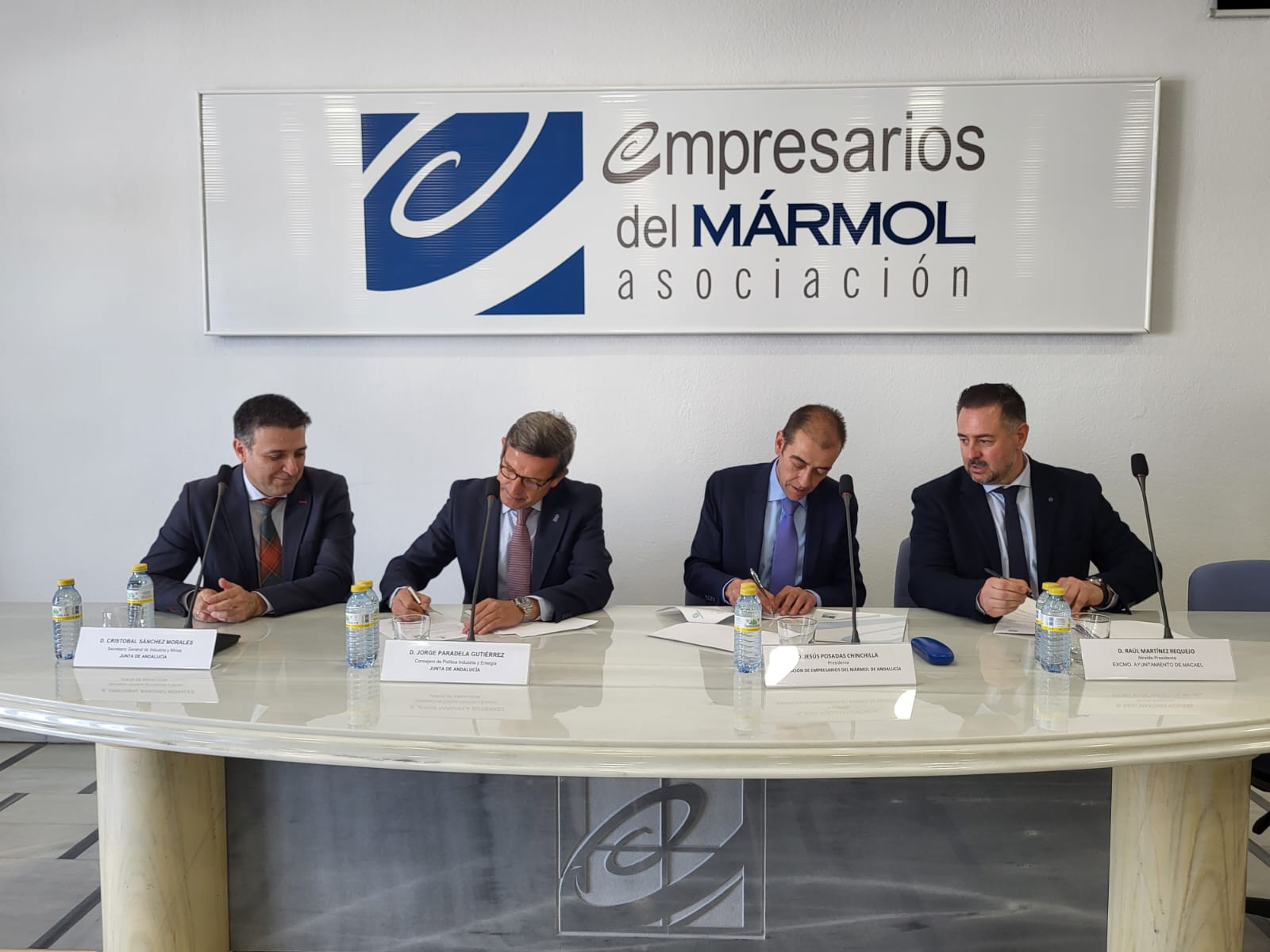 El consejero de Política Industrial y Energía, Jorge Paradela, firma el convenio para la creación de la oficina técnica para el seguimiento del Plan de Restauración de la Sierra de Macael. 