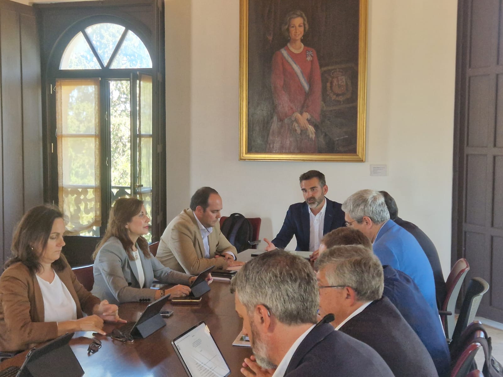 Fernández-Pacheco durante la reunión con la CEA, UGT y CCOO.