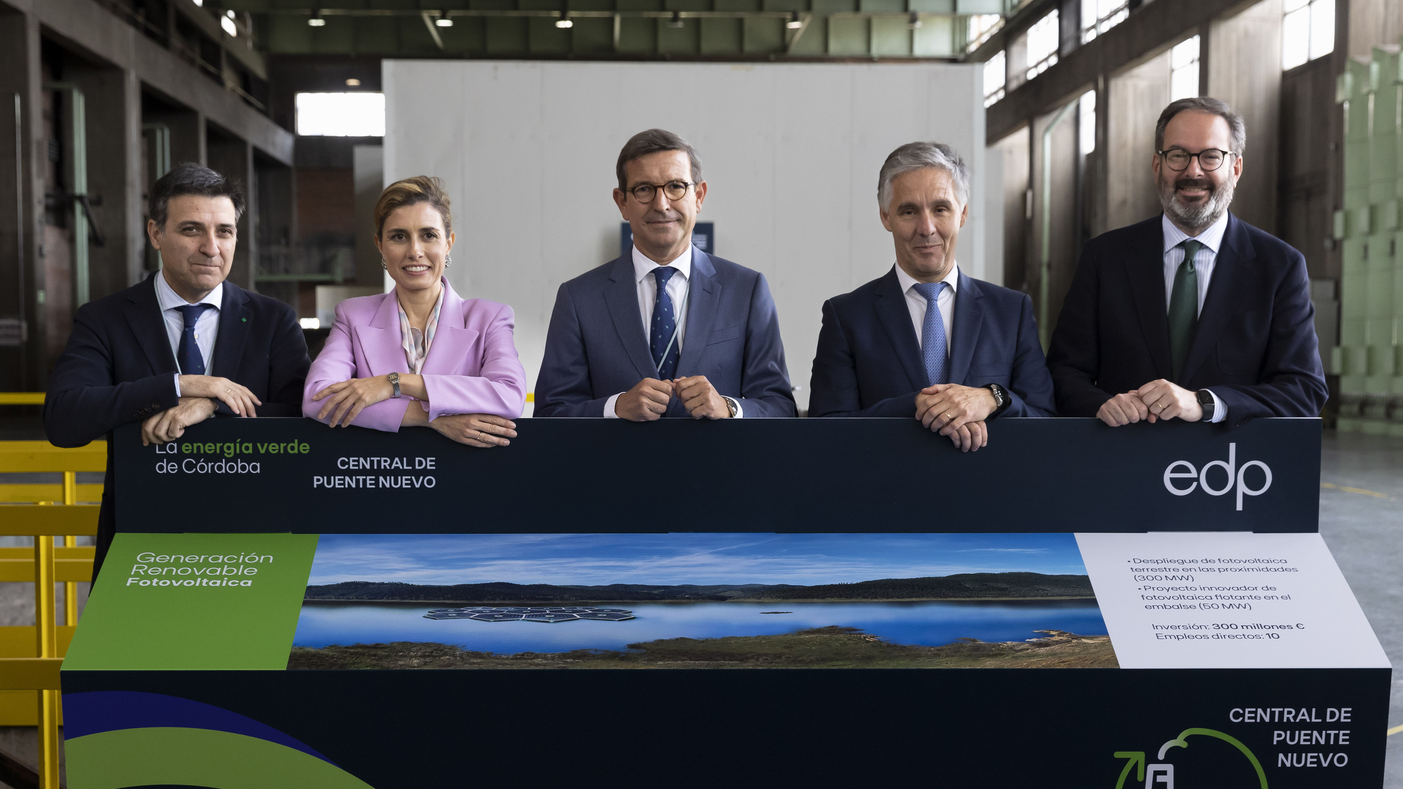 El consejero de Política Industrial y Energía, Jorge Paradela, en la central térmica Puente Nuevo de EDP en Espiel.