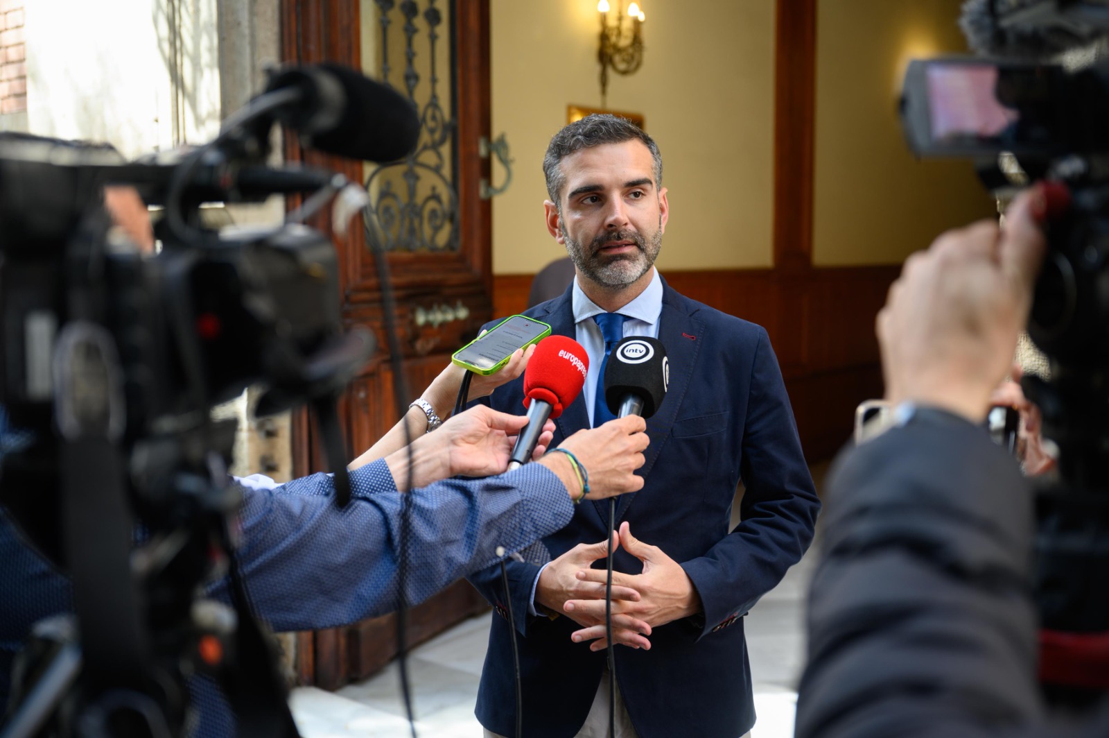 Ramón Fernández-Pacheco atiende a los medios de comunicación.