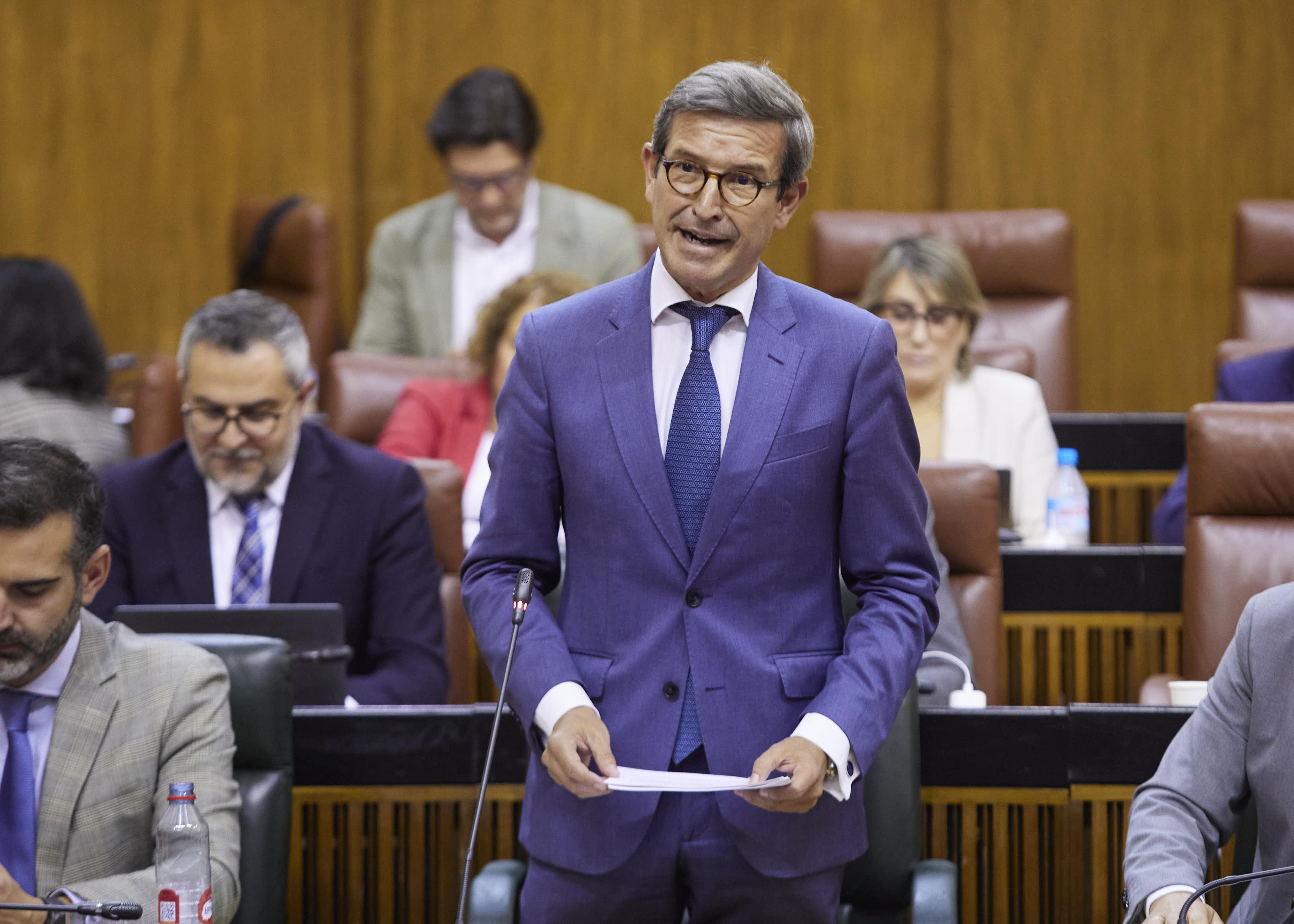 El consejero de Industria, Energía y Minas, Jorge Paradela, en el Pleno del Parlamento.