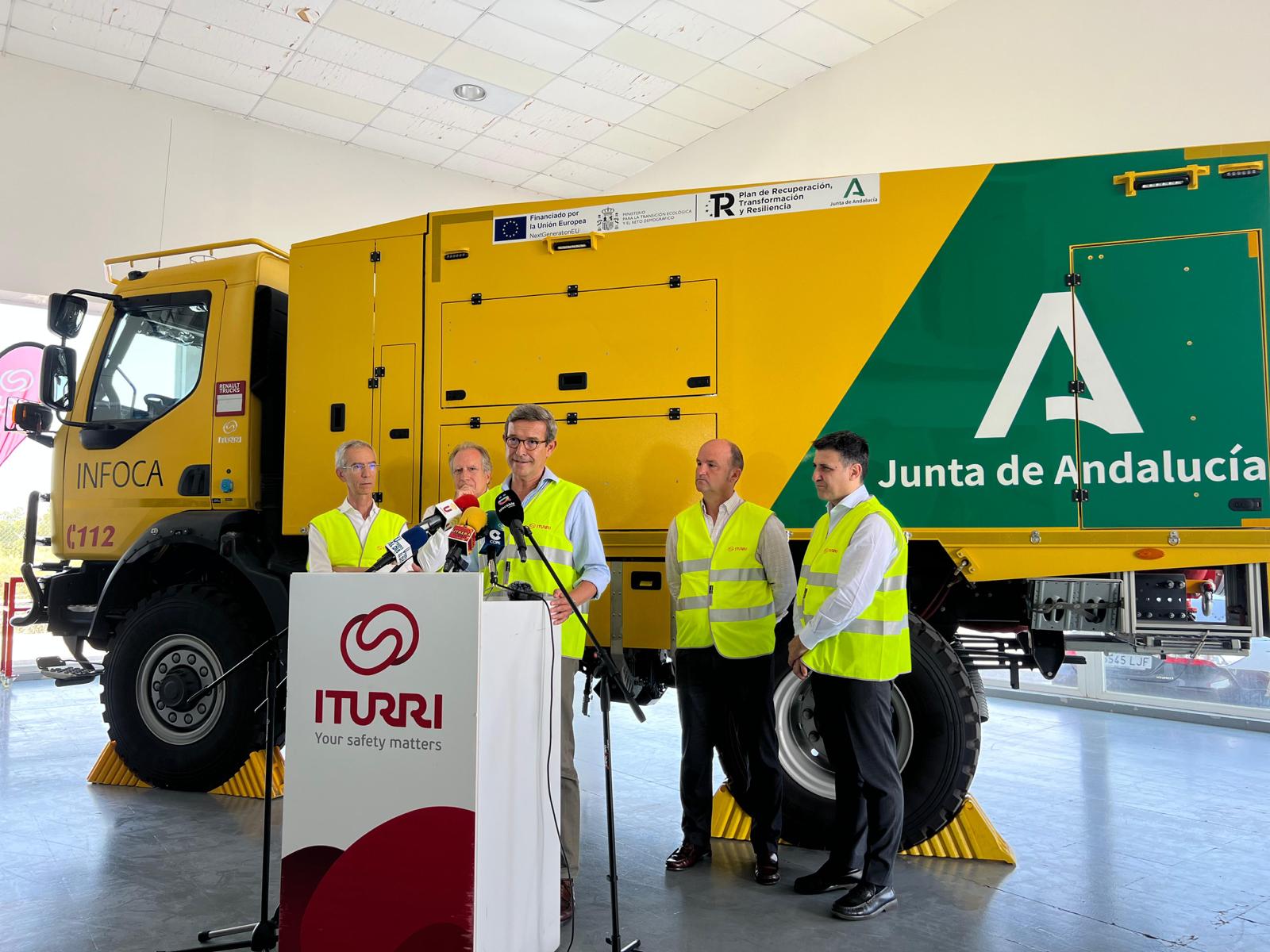 El consejero de Industria, Energía y Minas, Jorge Paradela, visita las instalaciones de Iturri en Utrera.