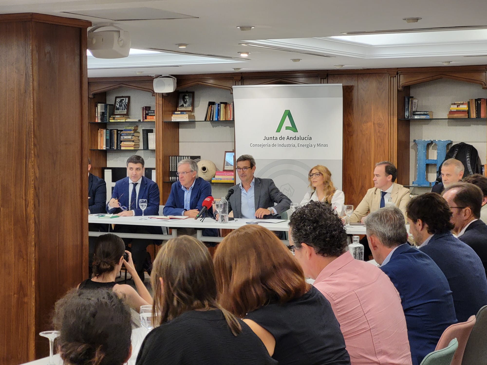 El consejero Jorge Paradela ha intervenido en las jornadas para fortalecer la cadena de valor en torno a la energía en Andalucía.