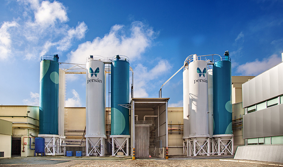 Imagen exterior de la fábrica de Persán en Sevilla.