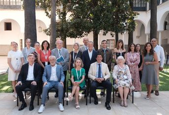 Los miembros del Comité de Orientaciones en los jardines del Parlamento de Andalucía, en un momento previo a la reunión.