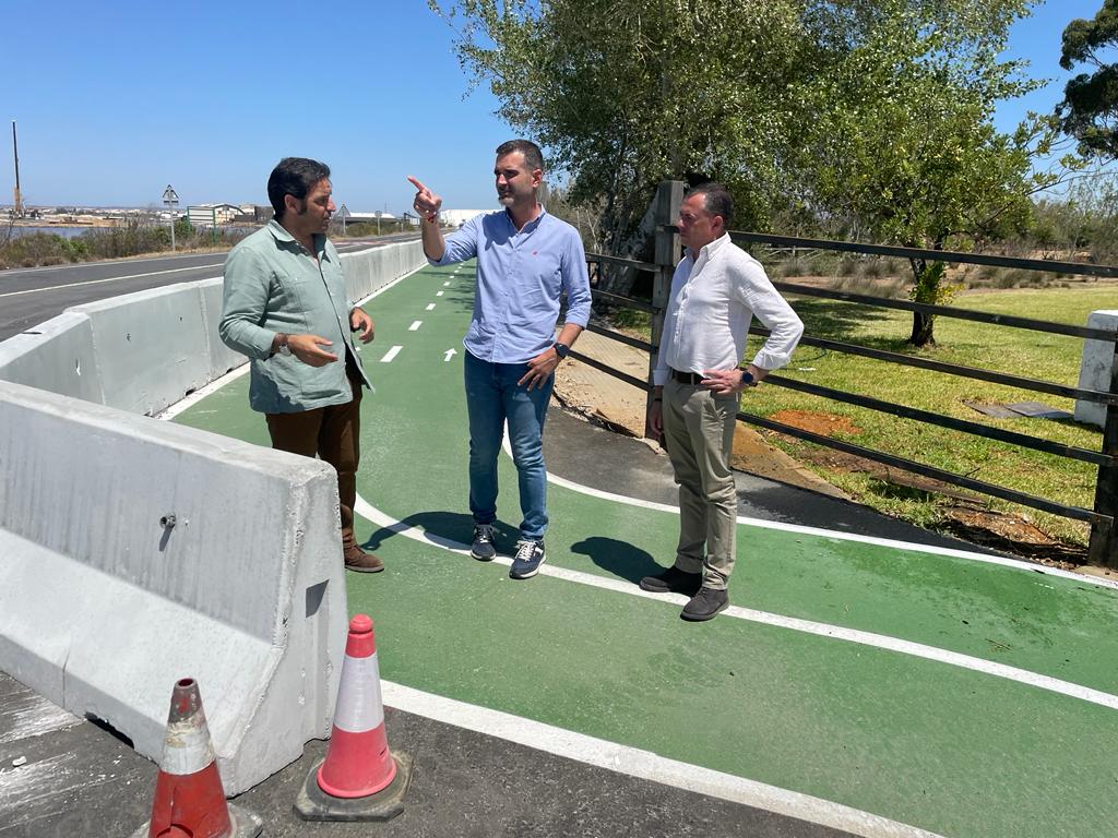 El consejero de Sostenibilidad, Ramón Fernández-Pachecho, junto al delegado territoriol de Huelva, Pedro Yórquez y el director general de Espacios Naturales Protegidos, José Enrique Borrallo. 