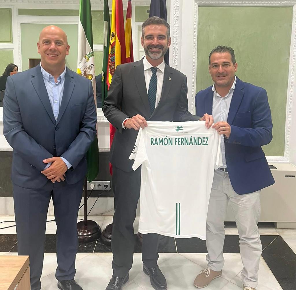 El consejero de Sostenibilidad, Medio Ambiente y Economía Azul, Ramón Fernández-Pacheco, recibió a la Real Federación Andaluza de Fútbol