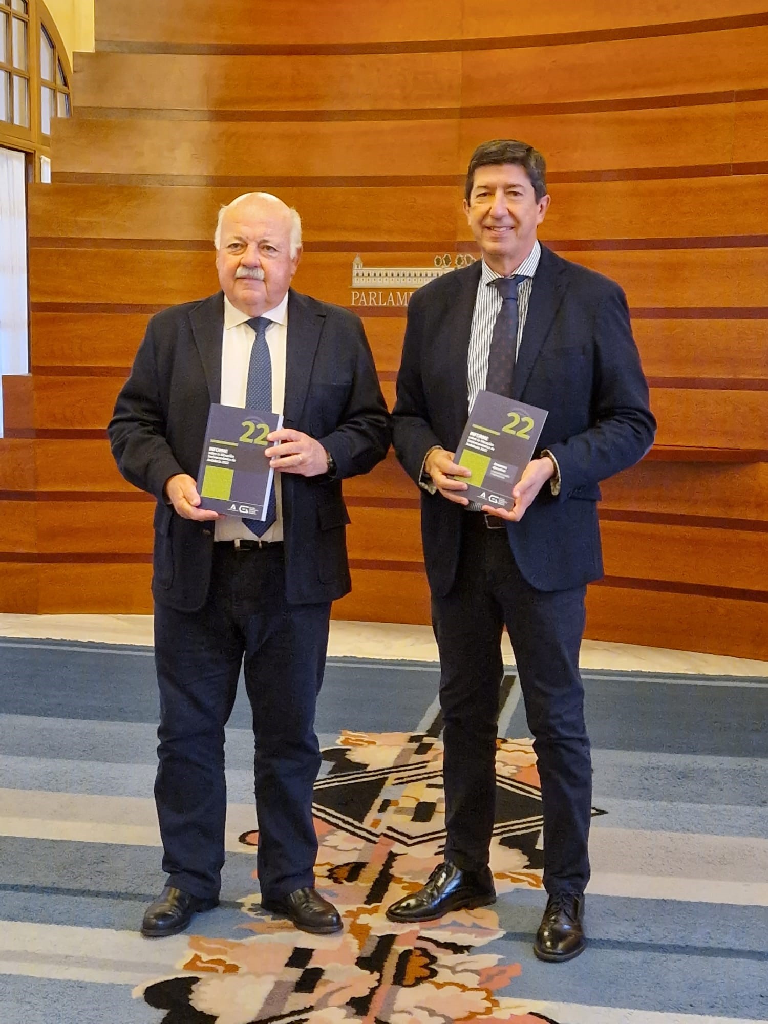 Jesús Aguirre y Juan Marín durante el acto de entrega