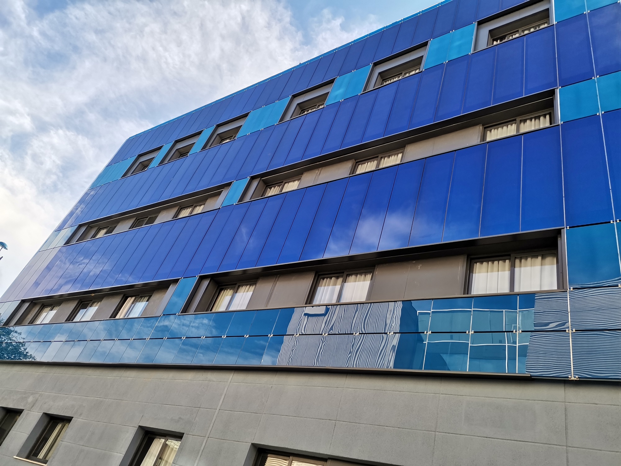 La Junta incentiva un innovador proyecto de fachadas ventiladas fotovoltaicas con puntos de recarga en una residencia de estudiantes.