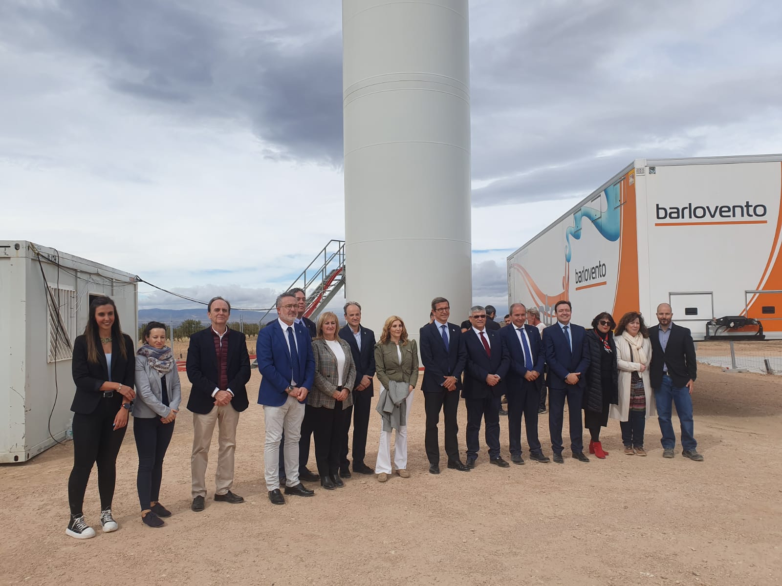 El consejero Jorge Paradela visita el parque eólico experimental de Guadix.