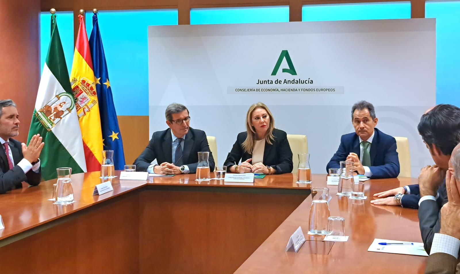 Los consejeros de Economía e Industria, Carolina España y Jorge Paradela, junto al delegado institucional de Iberdrola, Antonio Fernández. durante la presentación del nuevo contrato centralizado de suministro eléctrico.