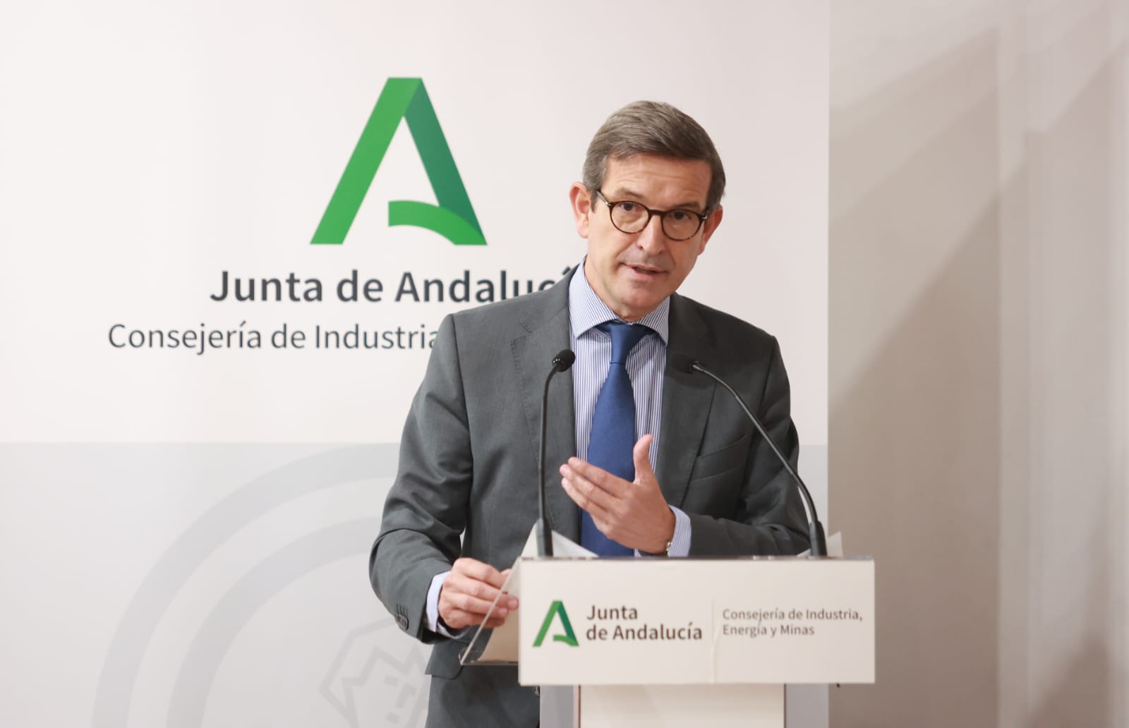 El consejero Jorge Paradela presenta el plan de cadena de valor CRECE para reforzar el sector de la automoción en Andalucía.