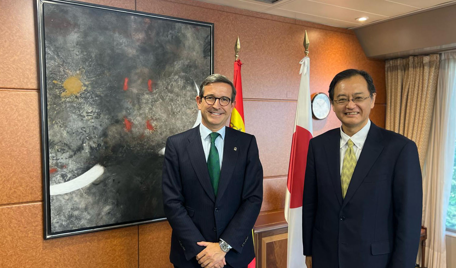 El consejero de Industria, Energía y Minas, Jorge Paradela, se reúne en Madrid con el embajador de Japón en España, Takahiro Nakamae.