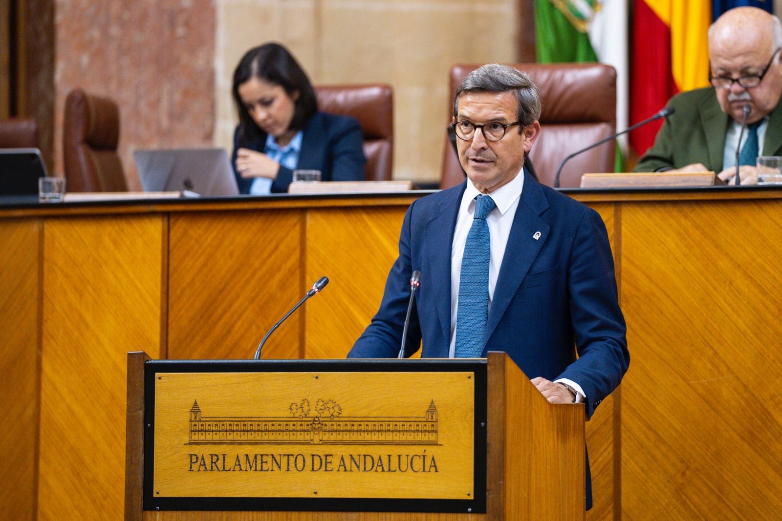 El consejero de Industria, Energía y Minas, Jorge Paradela, interviene en el Pleno del Parlamento para abordar las políticas de impulso al hidrógeno verde.