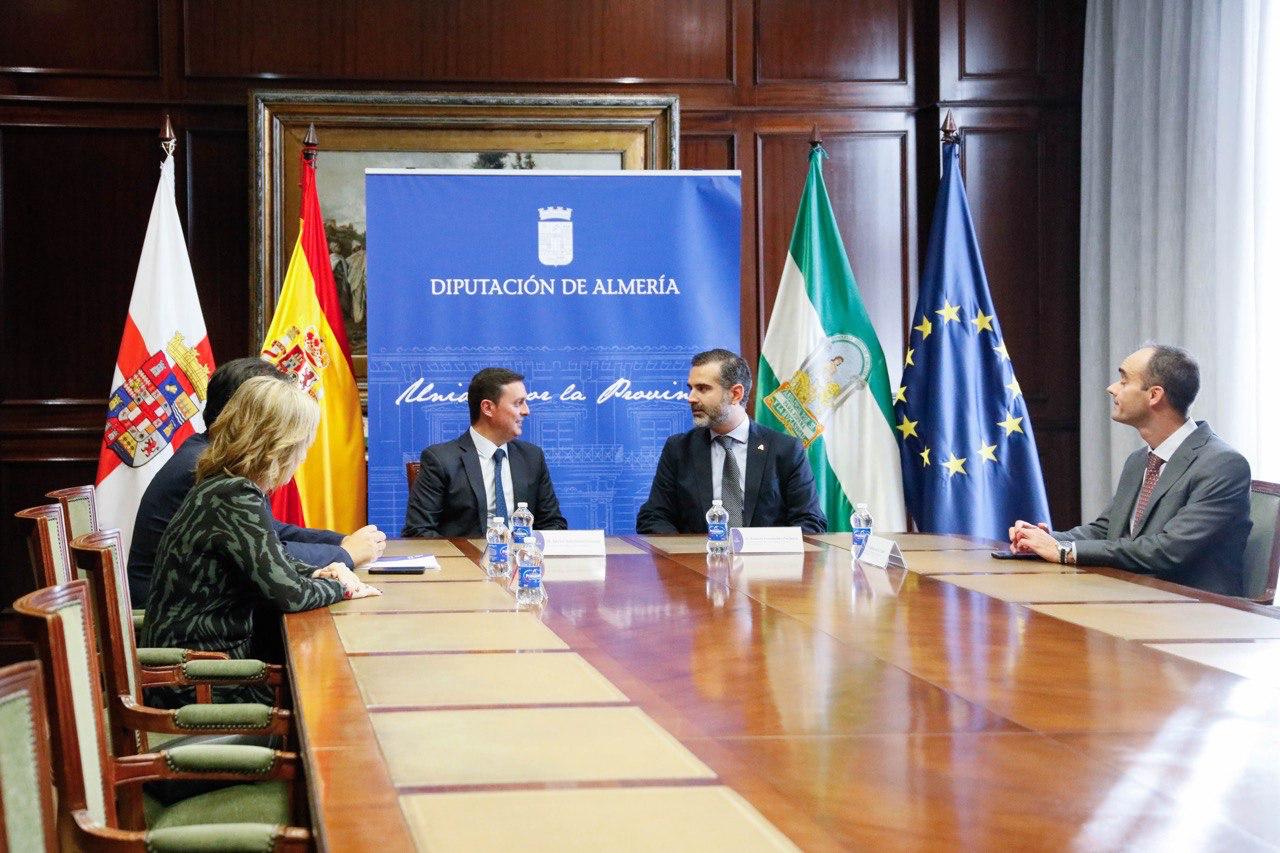 Fernández-Pacheco con Javier A. García durante la reunión.