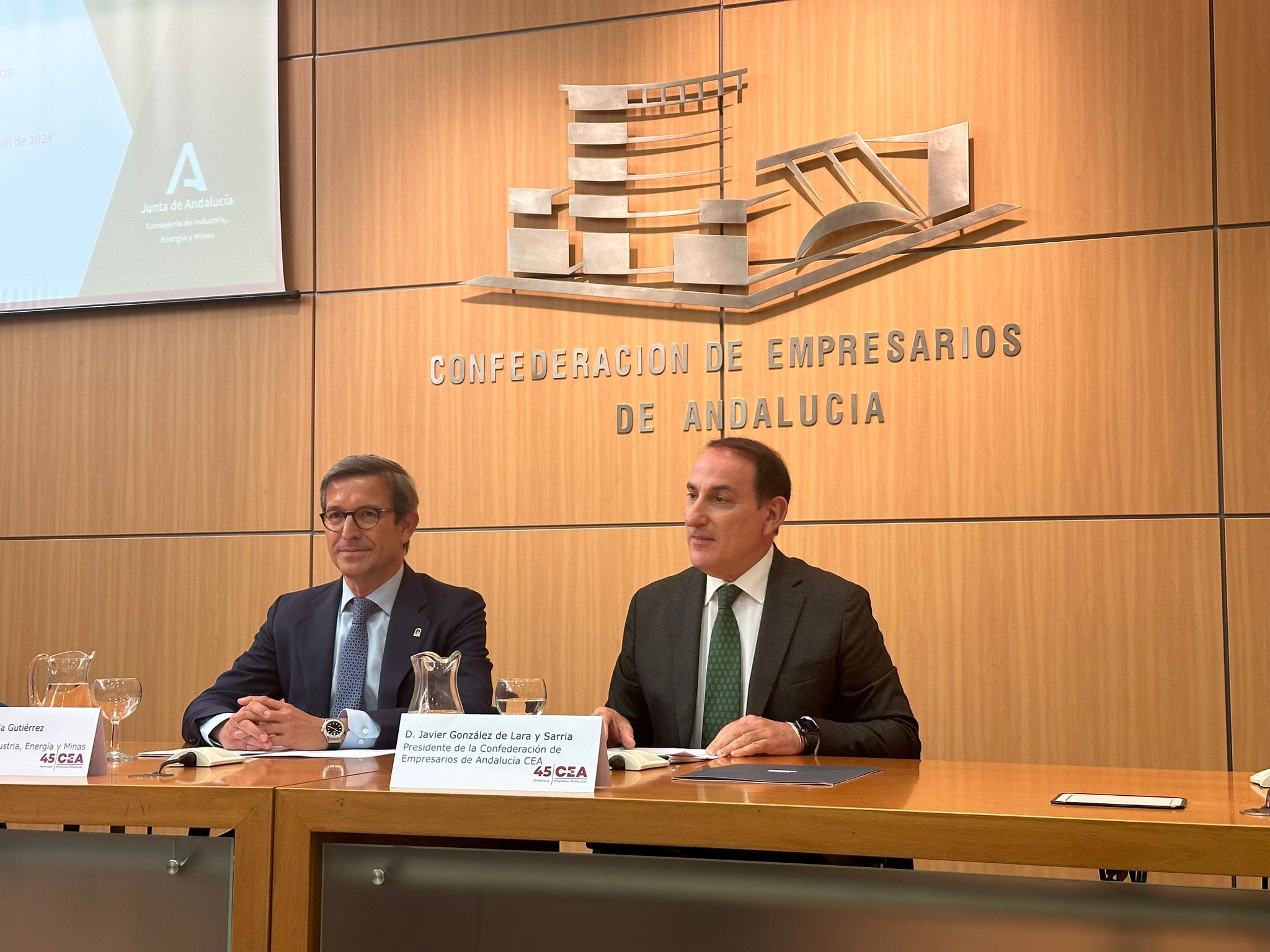 El consejero de Industria, Energía y Minas, Jorge Paradela, junto al presidente de la CEA, Javier González de Lara, abre el Foro de Participación para la elaboración de la Ley de Espacios Productivos.