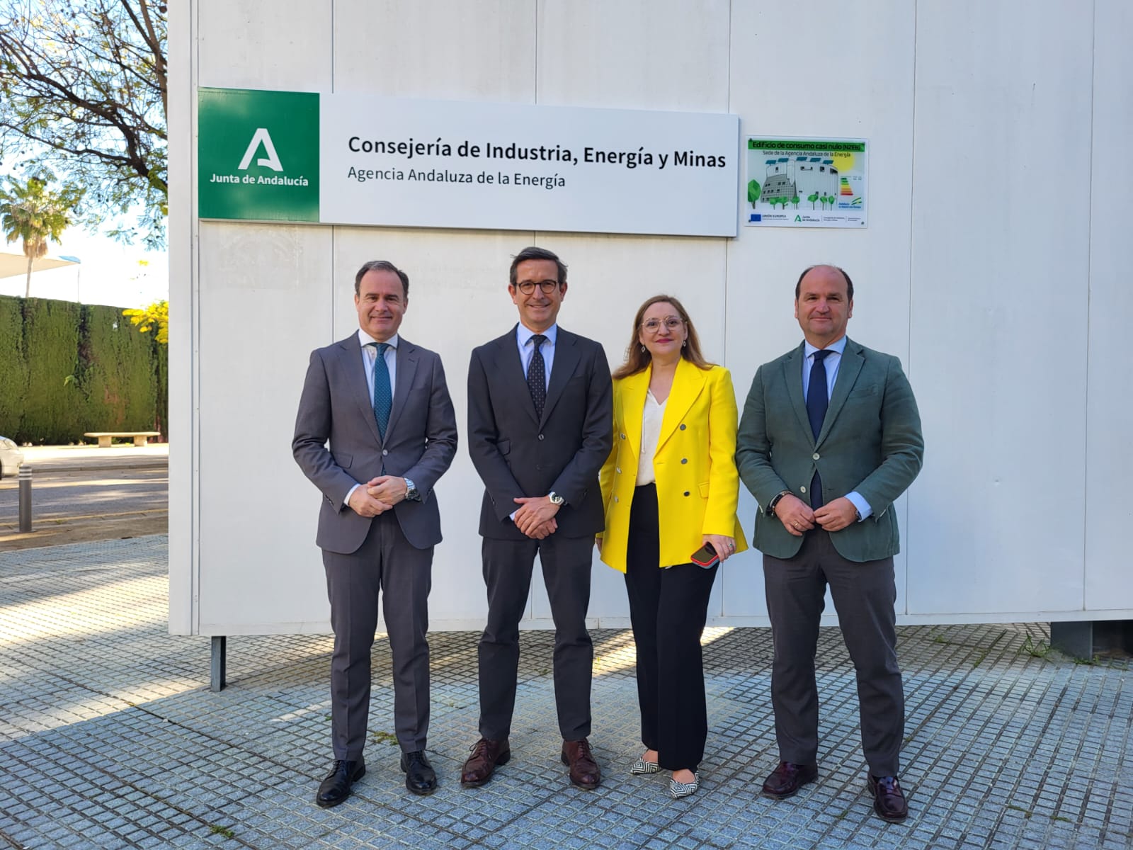 El consejero de Industria, Energía y Minas, ha participado en la XII reunión de la Mesa de Autoconsumo de Andalucía junto al secretario general de Energía, Manuel Larrasa, la directora gerente de la Agencia Andaluza de la Energía, Natalia Márquez, y el delegado territorial en Sevilla, Antonio Ramírez.