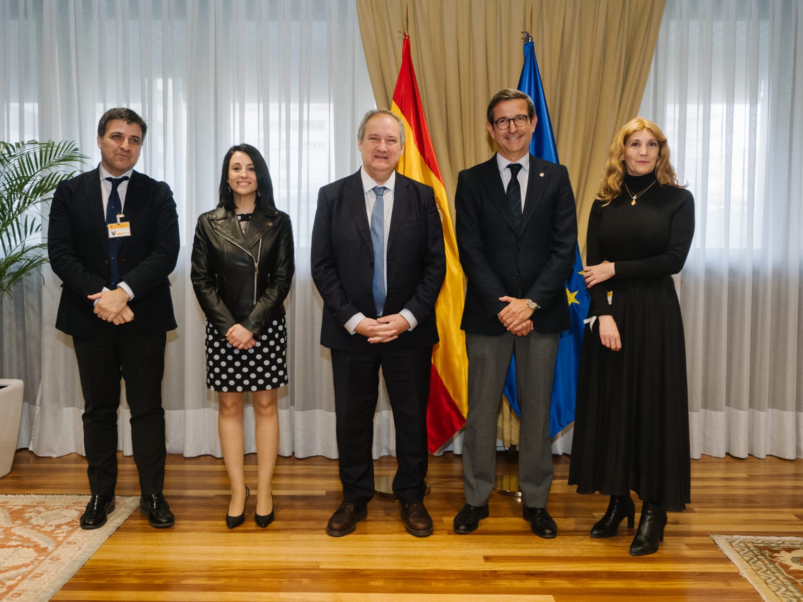 El consejero de Industria, Energía y Minas, Jorge Paradela, tras la reunión en Madrid con el ministro de Industria y Turismo, Jorge Hereu, acompañados de sus equipos.