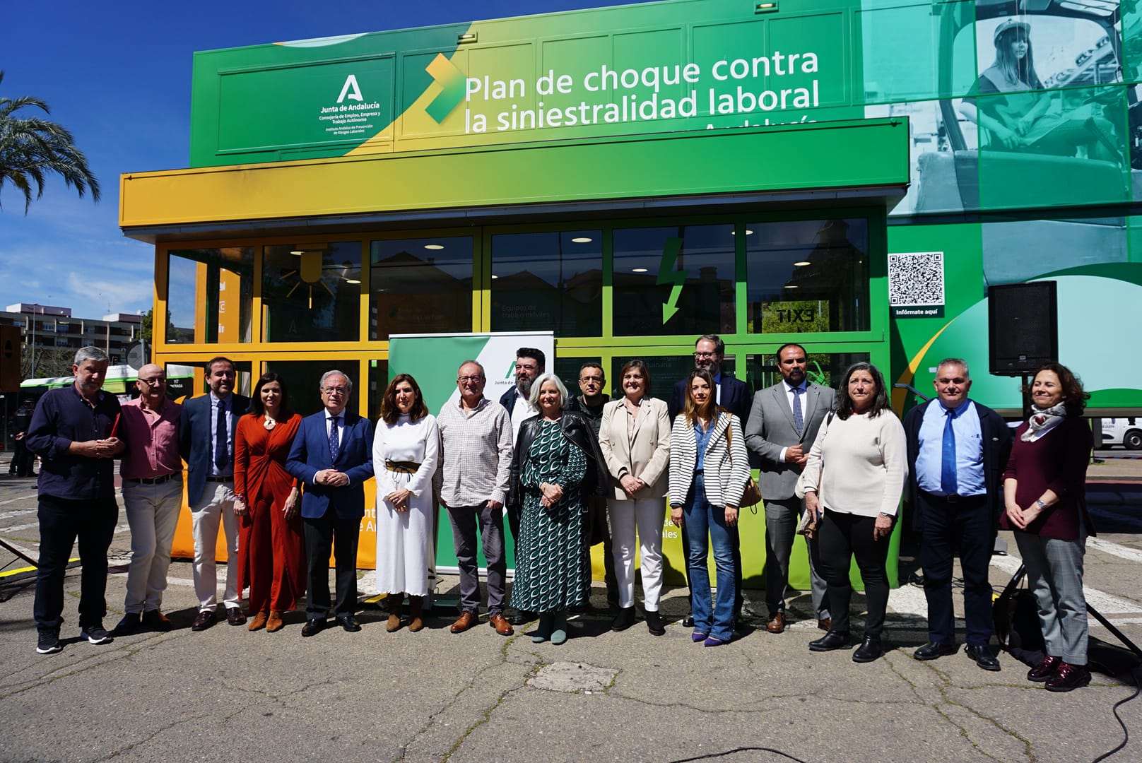 Rocío Blanco visitando la unidad móvil de información en materia de PRL