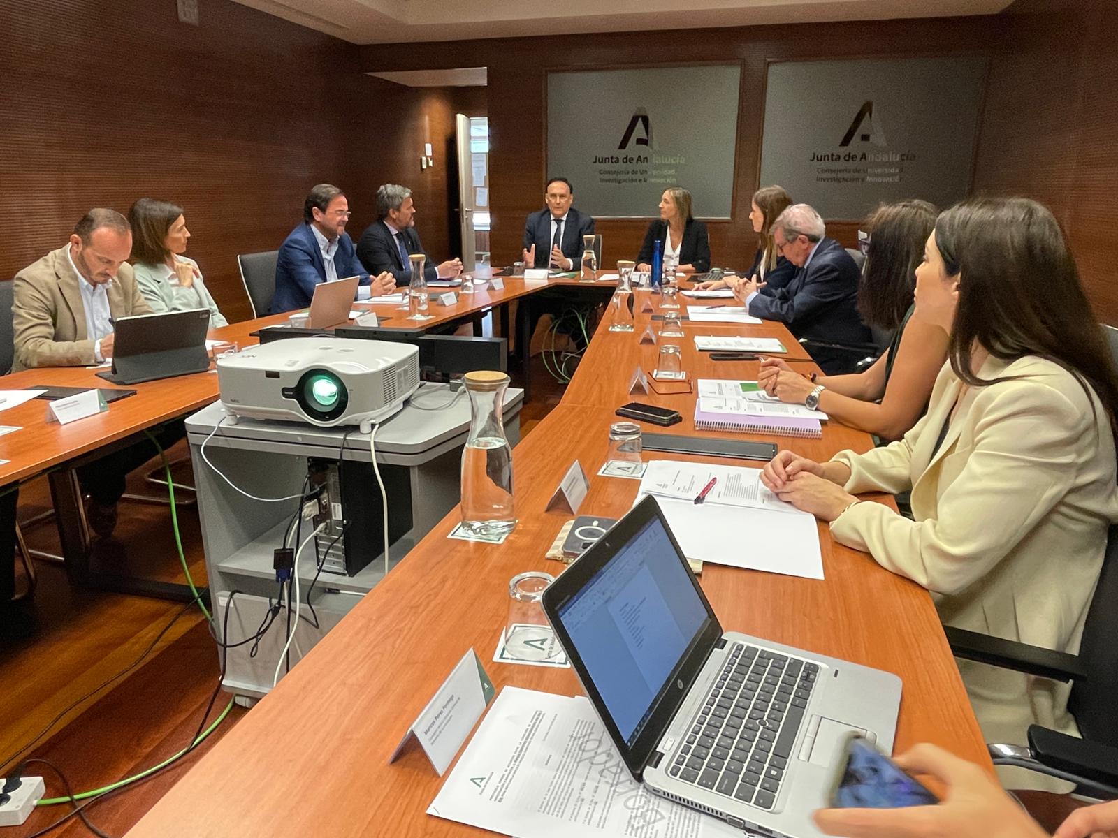 Villamandos durante la reunión con los directores gerentes de los parques científico-tecnológicos andaluces