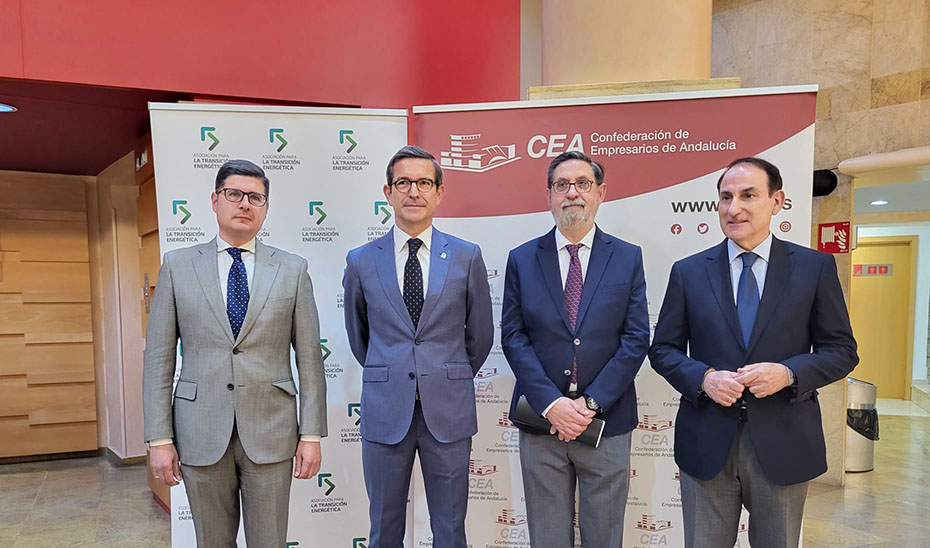 El consejero de Industria, Energía y Minas, Jorge Paradela, en el Foro de debate organizado por la Asociación para la Transición Energética en la sede de la CEA.