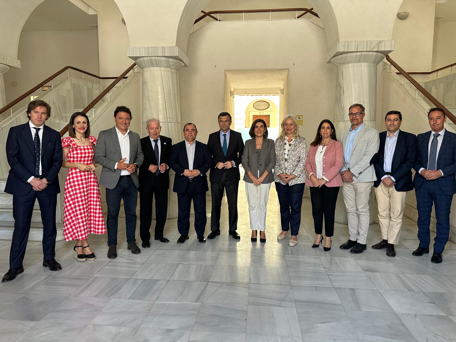 Rocío Blanco reunida con representantes del sector naval de Cádiz