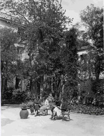 Foto en blanco y negro de un patio con mujeres sentadas