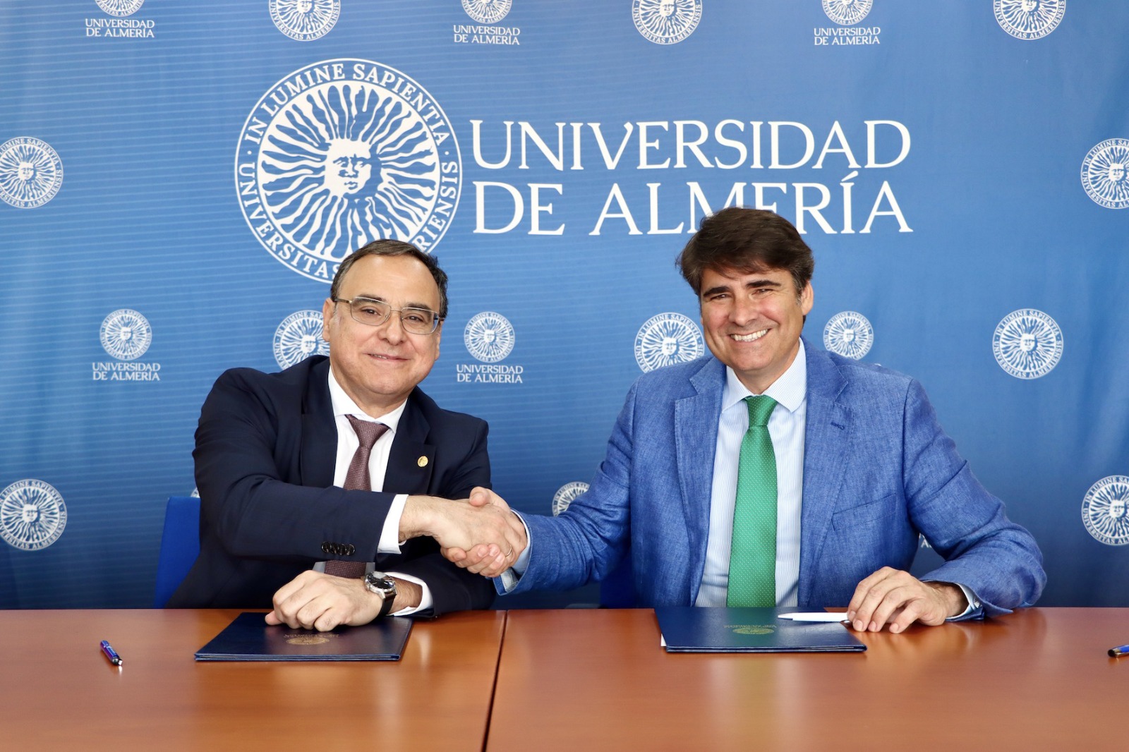 Daniel Escacena durante la firma del convenio con el rector de la UAL