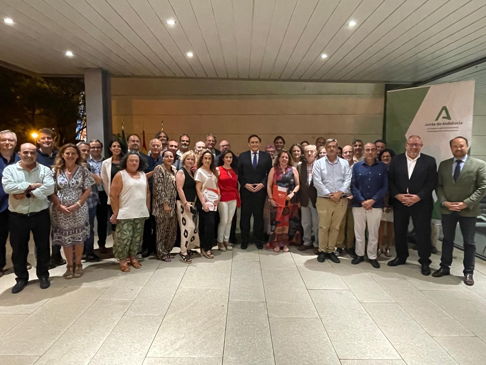 Villamandos junto a rectores y representantes sindicales en la Mesa General de Negociación de las Universidades Públicas