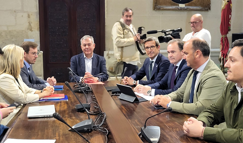 El consejero de Industria, Energía y Minas de la Junta de Andalucía, Jorge Paradela, en la reunión mantenida con el alcalde de Sevilla, José Luis Sanz, y con el subdelegado del Gobierno central en Sevilla, Francisco Toscano, para abordar la situación de la red de distribución eléctrica en nueve barrios de Sevilla capital.